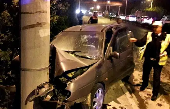 Otomobil elektrik direğine çarptı, 3 yaralı