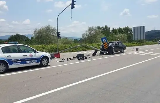 Sinyalizasyon Direğine Çarptı: 4 Yaralı