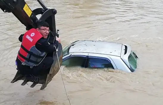 Suya gömülen otomobil böyle kurtarıldı