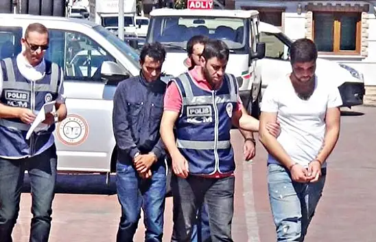 Uyuşturucu ile yakalanan 2 kişi adliyeye çıkartıldı 