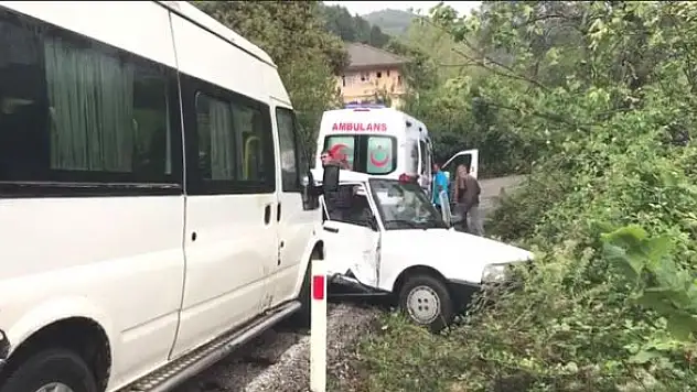 Islak yolda kaydı, minibüs ile çarpıştı