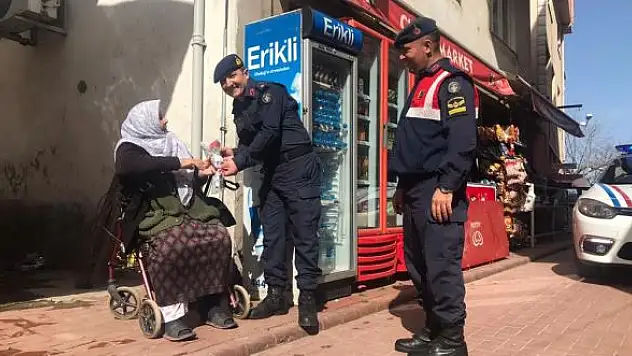 Jandarmadan kadınlara karanfil