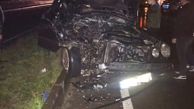 Otomobil römork takılı traktöre çarptı