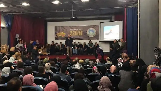 Talha Uğurluel konferansında izdiham