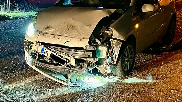 Araba çarpınca köprüden aşağı düştü