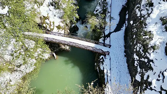 Aşk acısını dindiren şelale karla kaplandı