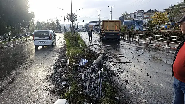 Damperli kamyon kontrolden çıktı