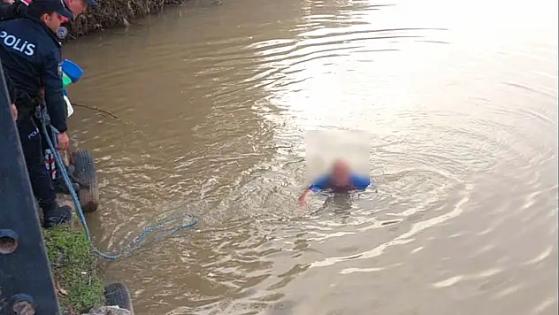 Giysileriyle ırmağa atladı