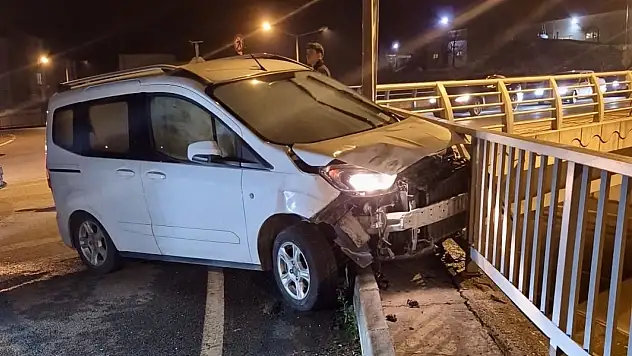 İki araç çarpıştı, korkuluklar faciayı önledi