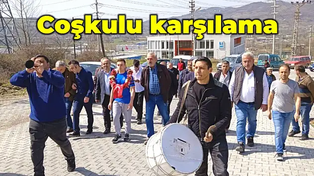 Köyünde davul zurna ile karşılandı