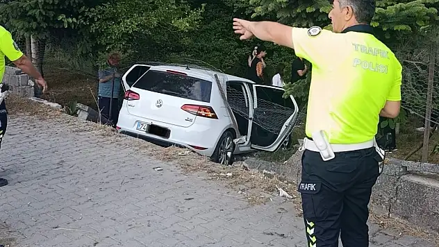 Otomobil bahçeye uçtu