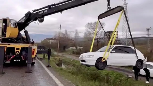 Otomobil su kanalına düştü