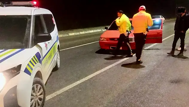 Polis ihbar edilen aracın önünü kesti