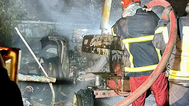 Yıldırım düştü, iki araç yandı