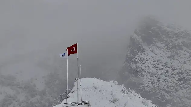 Zirvede kar manzarası