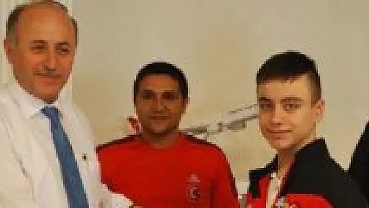 Avrupa Şampiyonu Göçmenoğlu Valiyi ziyaret etti