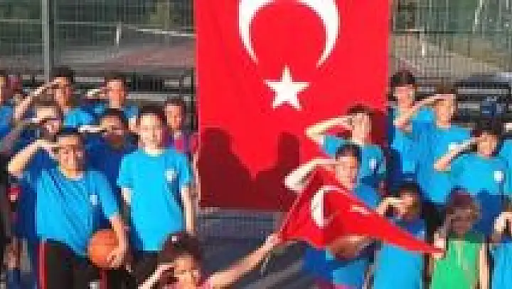 Minik sporculardan Şehitler için asker selamı