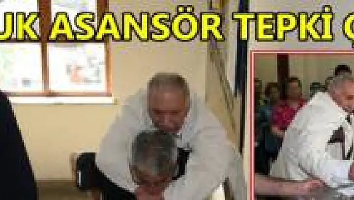 Oy kullanmaya oğlunun sırtında gitti