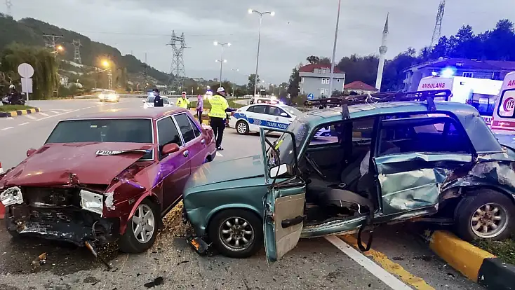 Karaçay’da iki araç çarpıştı