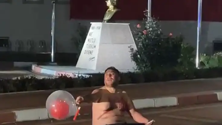 Belediye önünde yarı çıplak eylem