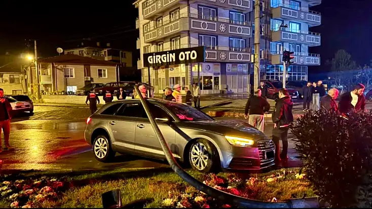 Çarptığı direk üzerine devrildi