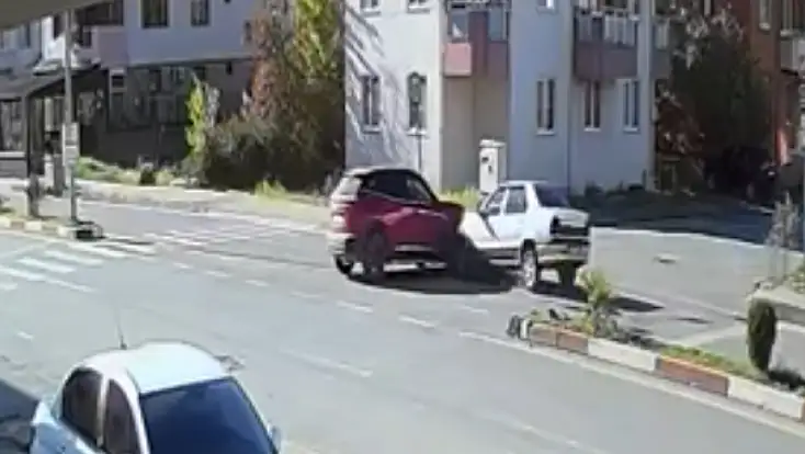 İki araç çarpıştı, 3 yaralı