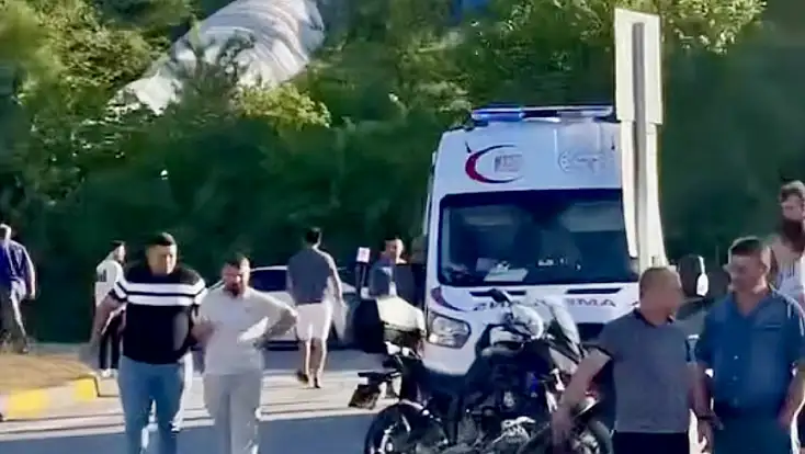 Motosiklet refüje savruldu