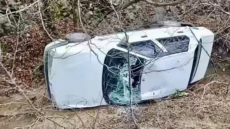 Otomobil Şarampole Yuvarlandı