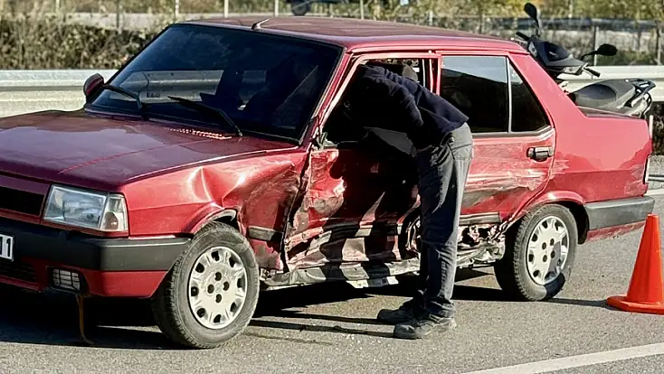 Yolcu minibüsü ile otomobil çarpıştı
