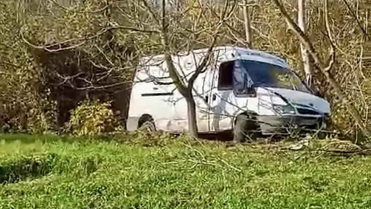 Yoldan çıktı, metrelerce sürüklendi