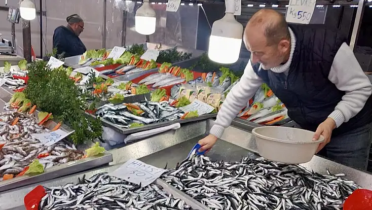 Oynuyor balık, tezgahlar kalabalık