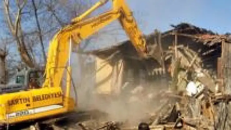 2 Katlı Ahşap Ev Böyle Yıkıldı