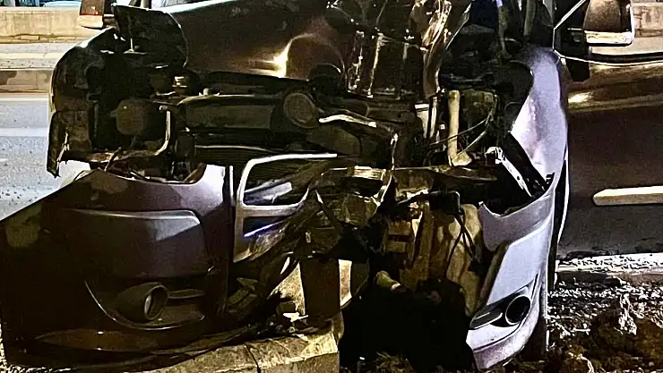 Alkollü sürücü direğe çarptı