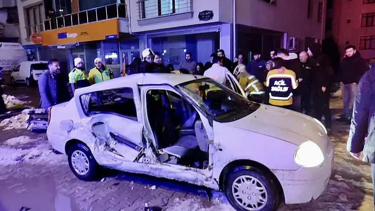 Ambulans ile otomobil çarpıştı