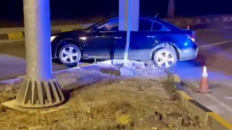 Araç refüjde asılı kaldı