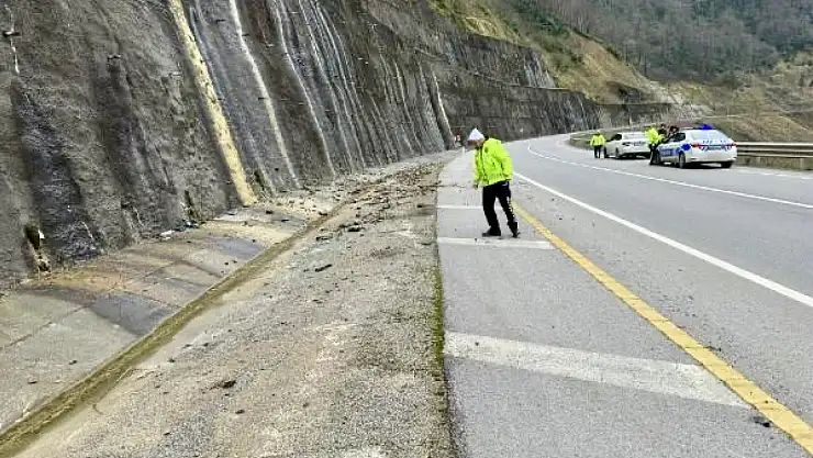 Aracın üzerine kaya parçaları düştü