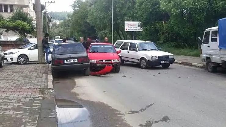 Araçlar birbirine girdi