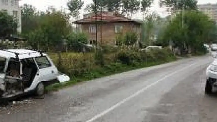 Araçlar çarpıştı, 2 yaralı