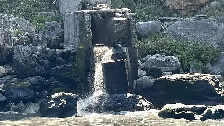 Atıklar denize akıyor