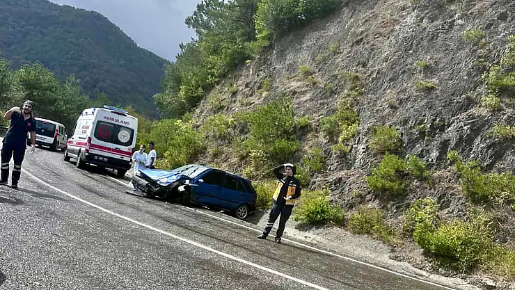 Bartın'da Otomobil ile Minibüs Çarpıştı
