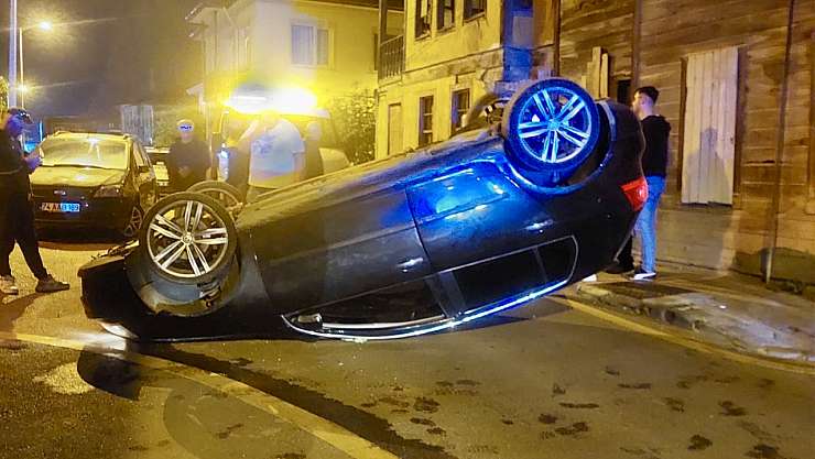 Bartın'da otomobil ters döndü