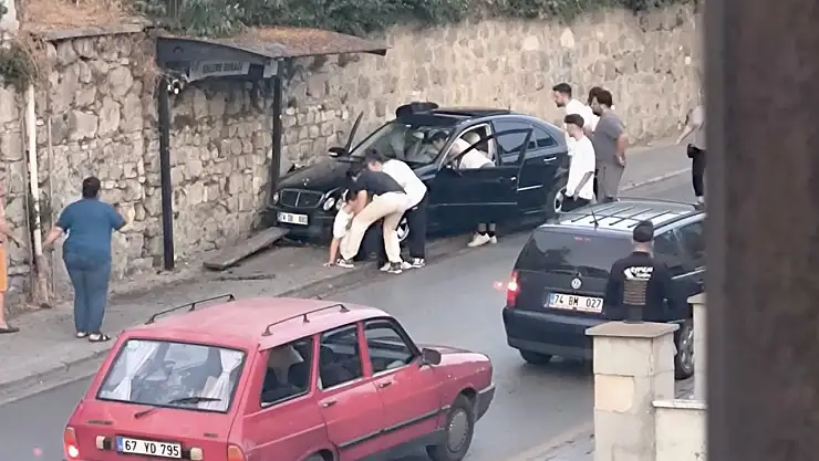 Belediye Durağına Çarptı!