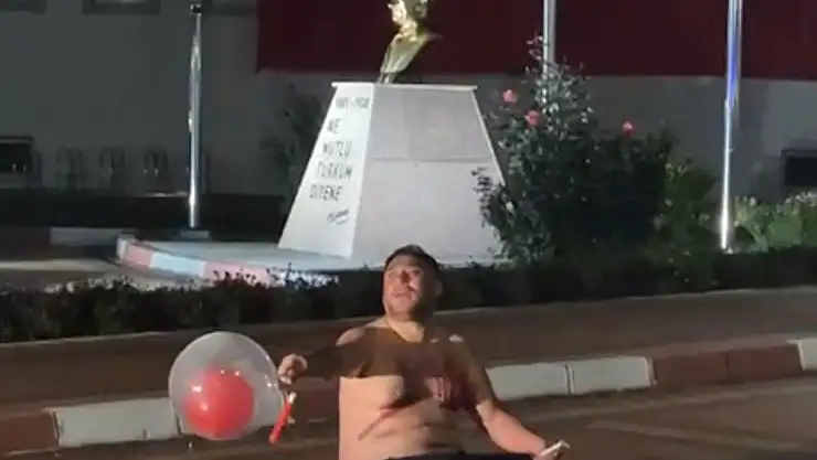 Belediye önünde yarı çıplak eylem