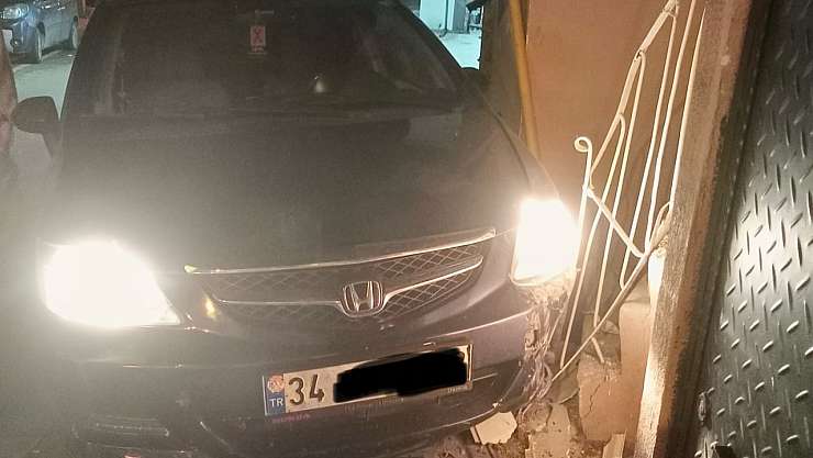 Binanın duvarına çarptı