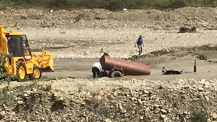 Bu kaçıncı? Yine traktör sulara gömüldü 