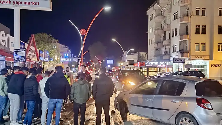 Bulvarda Motosiklet ile otomobil çarpıştı