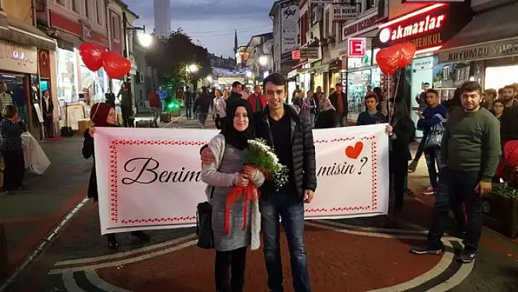 Cadde Ortasında romantik anlar!