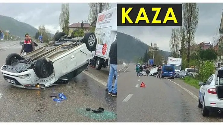 Çarpışan otomobillerden biri ters döndü