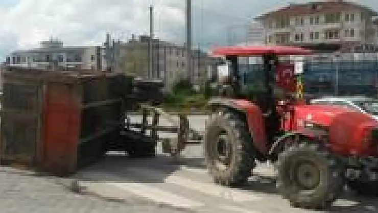Çatmaca Kavşağında Römork Devrildi
