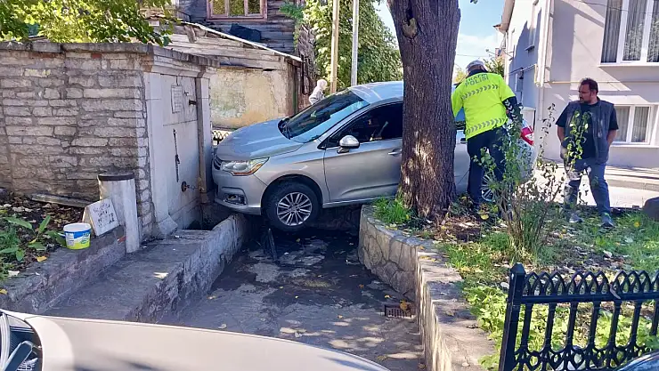 Çeşme bahçesine girdi